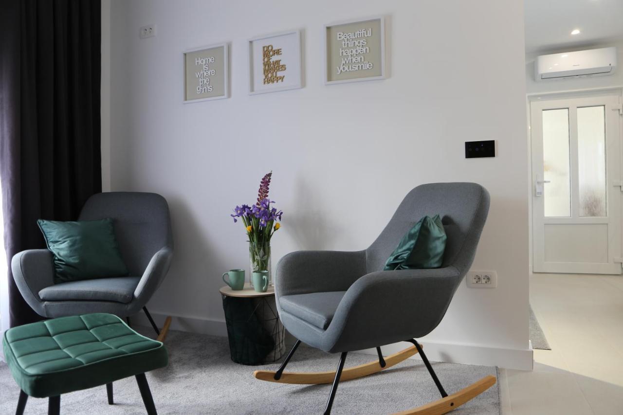 Flora Studio Apartments Korenica Bagian luar foto