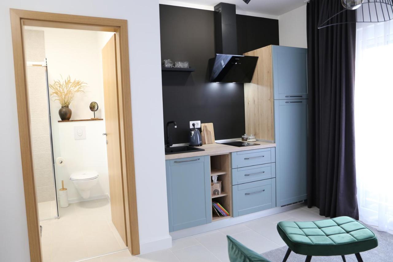 Flora Studio Apartments Korenica Bagian luar foto