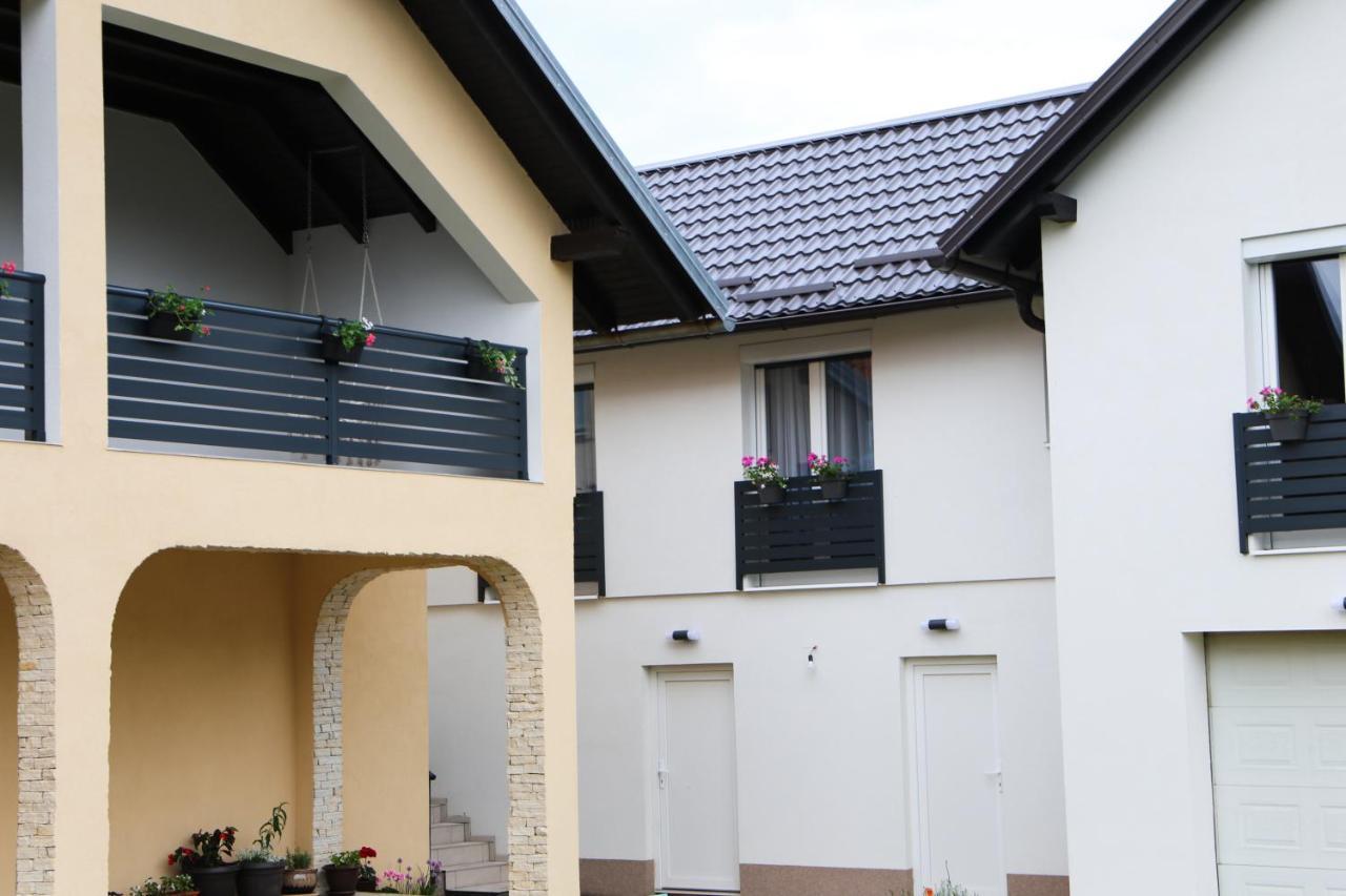 Flora Studio Apartments Korenica Bagian luar foto