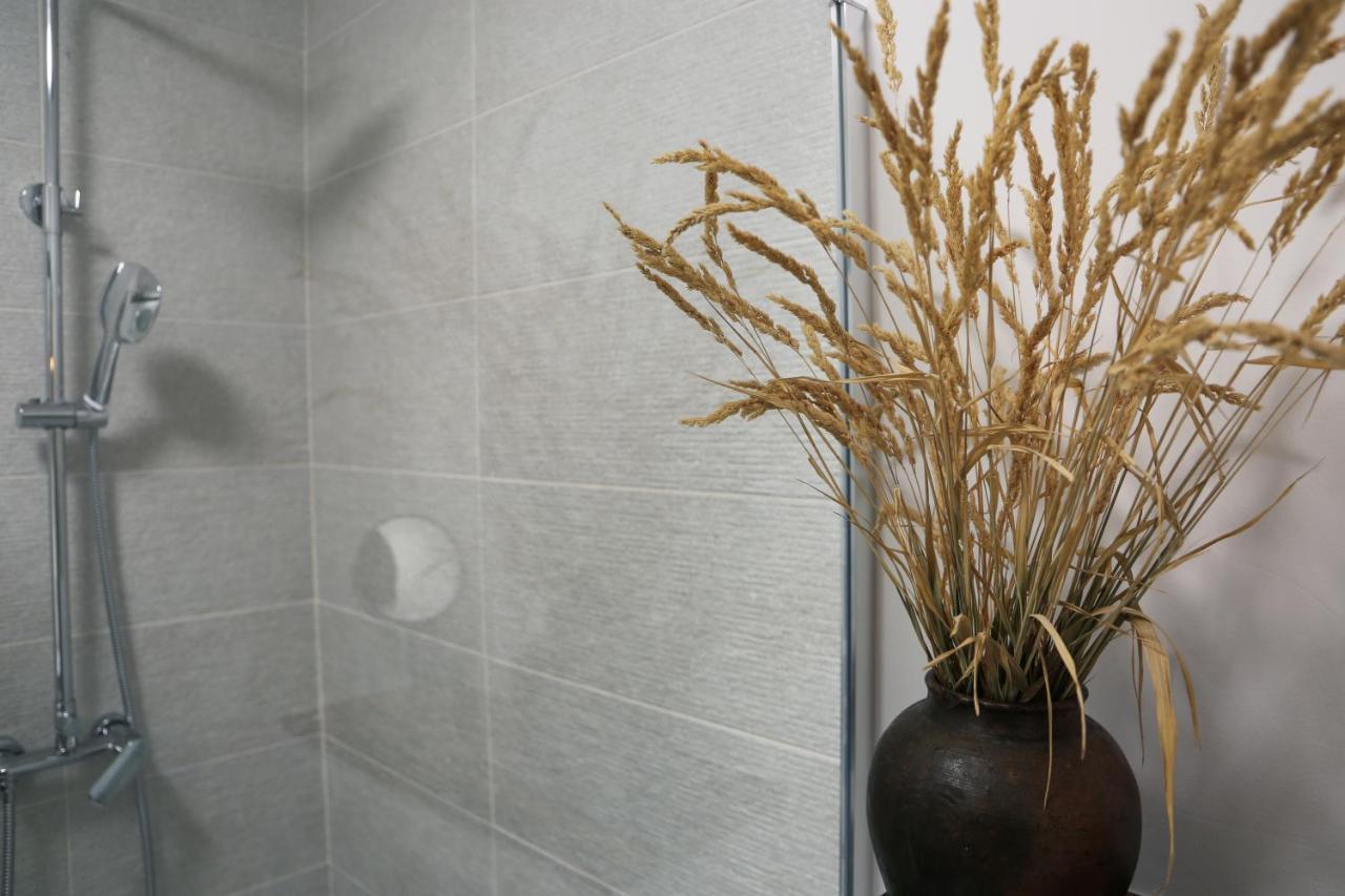 Flora Studio Apartments Korenica Bagian luar foto