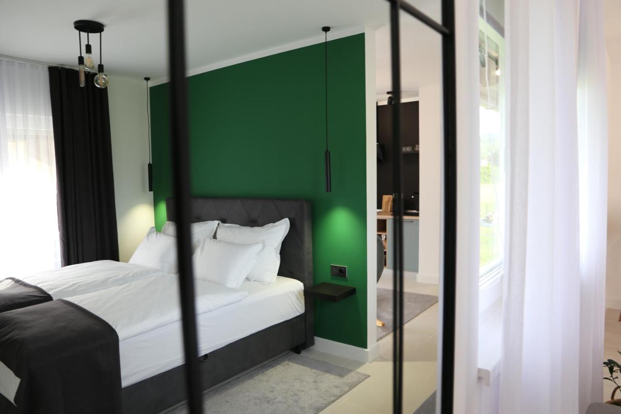 Flora Studio Apartments Korenica Bagian luar foto