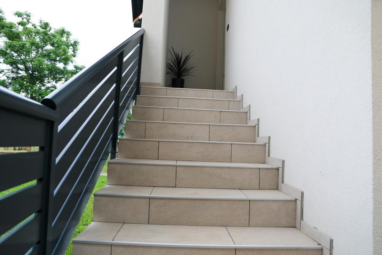 Flora Studio Apartments Korenica Bagian luar foto