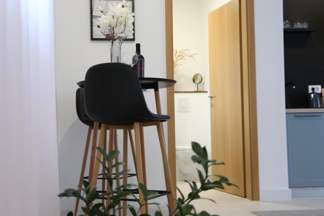 Flora Studio Apartments Korenica Bagian luar foto