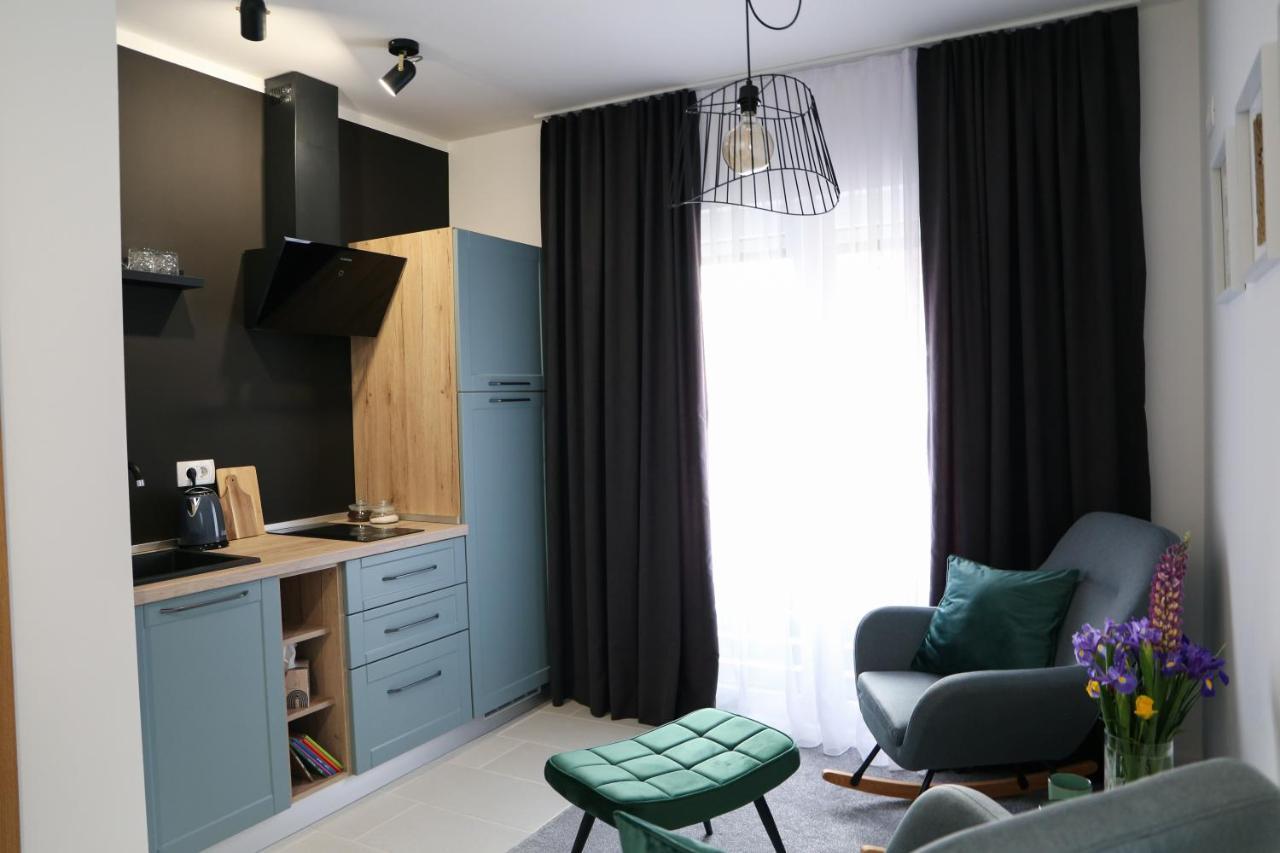 Flora Studio Apartments Korenica Bagian luar foto