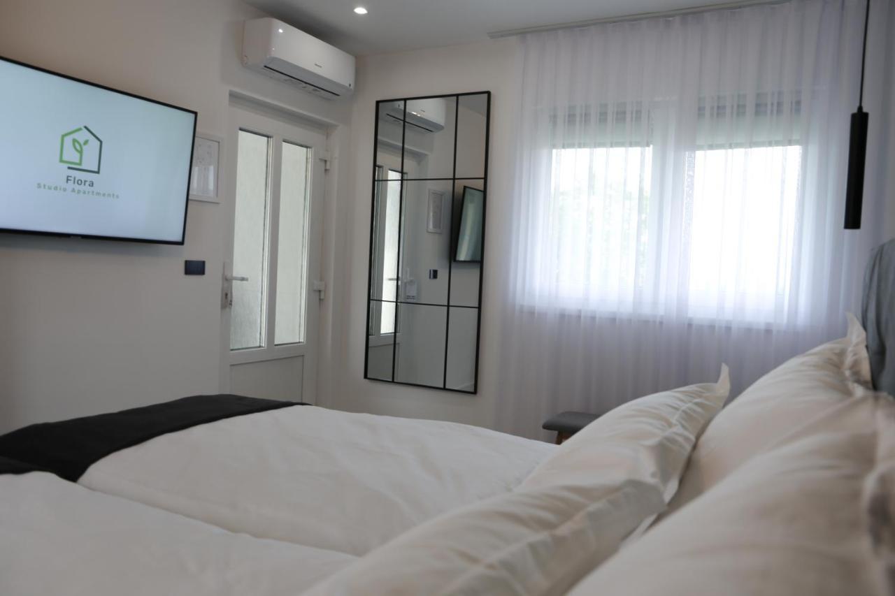 Flora Studio Apartments Korenica Bagian luar foto